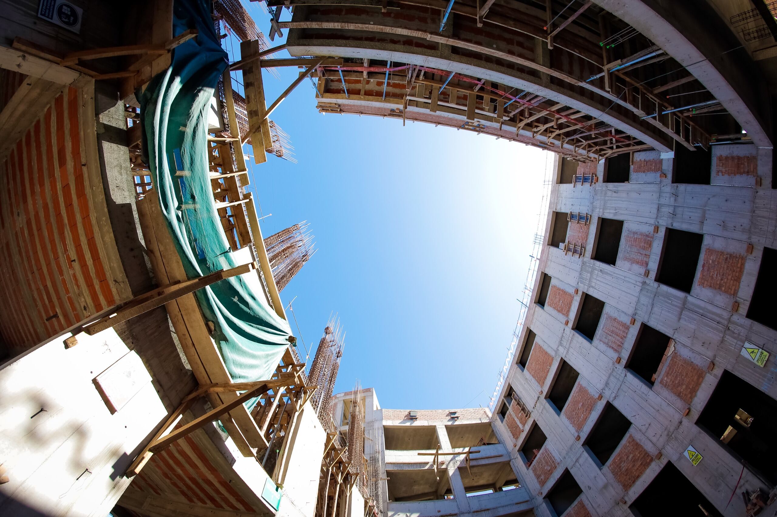 Rohel Sánchez enfatizó en que pedirán la intervención de las autoridades competentes en todas las obras que lo requieran para evitar que se presenten observaciones que desencadenen en retrasos y ampliaciones de plazos y presupuesto. Foto Gore Arequipa