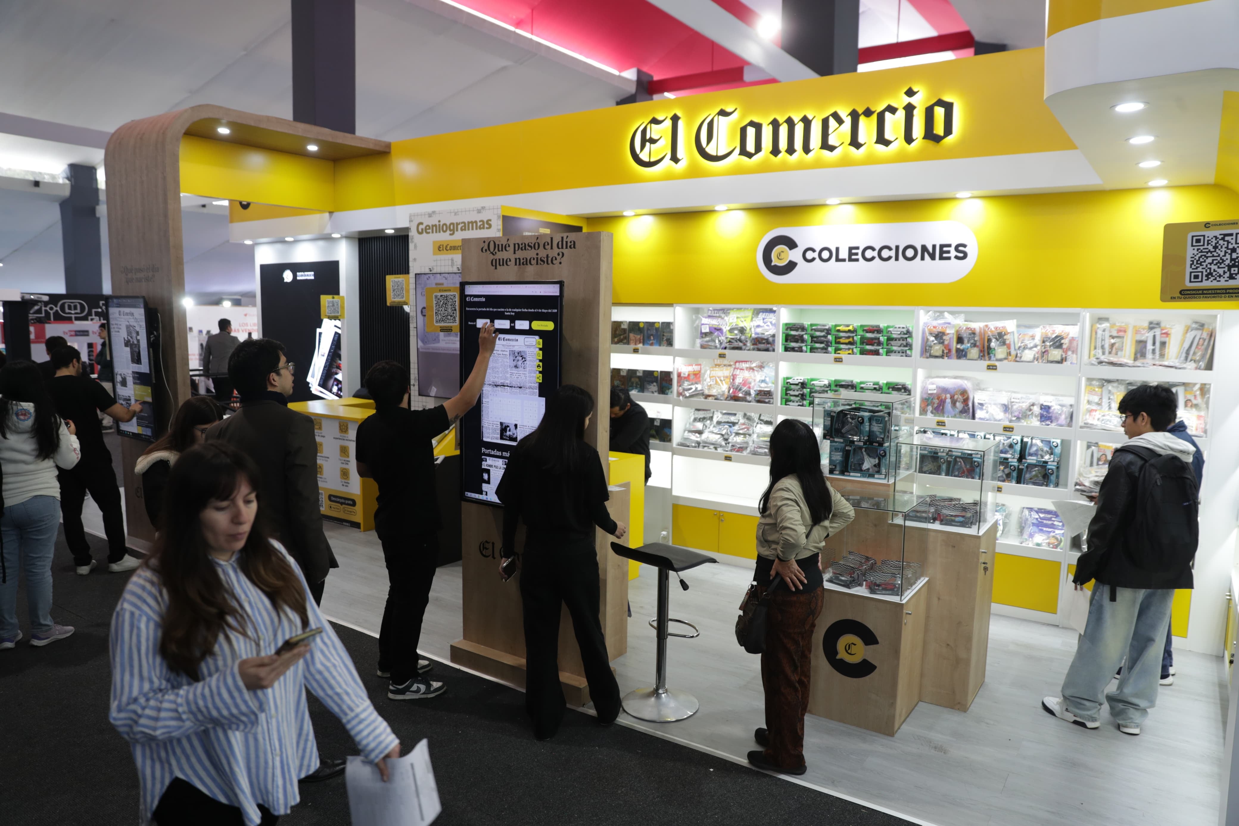 Visitantes recorren el stand de El Comercio en la Feria Internacional del Libro de Lima 2025, donde pueden imprimir la portada del diario del día en que nacieron | Foto: Julio Reaño/@photo.gec