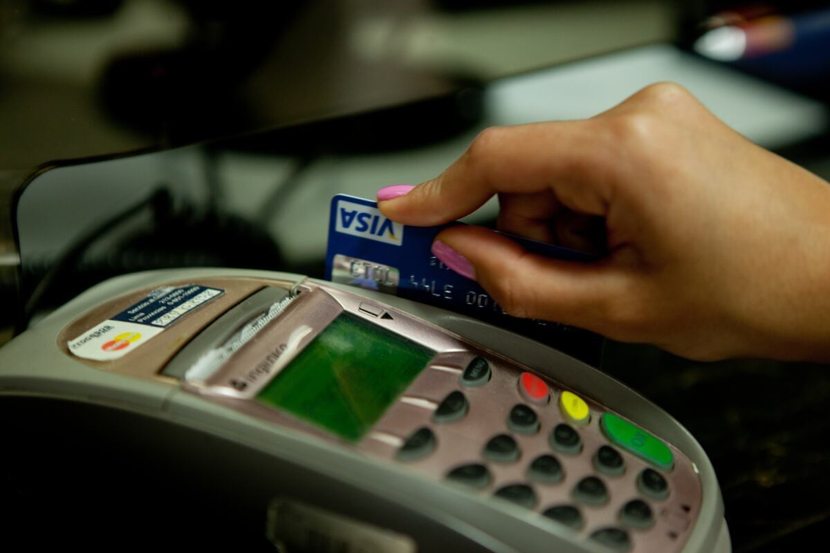 Visa cobra actualmente de 1.5% a 2.4% en tasas de intercambio de tarjetas de crédito, una tasa que el negocio está obligado a pagar con cada transacción. (Foto: Yael Rojas).