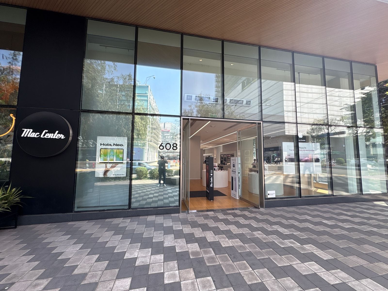 Mac Center Perú opera 10 tiendas físicas y hacia el cierre de 2026 proyecta llegar a 15 locales.