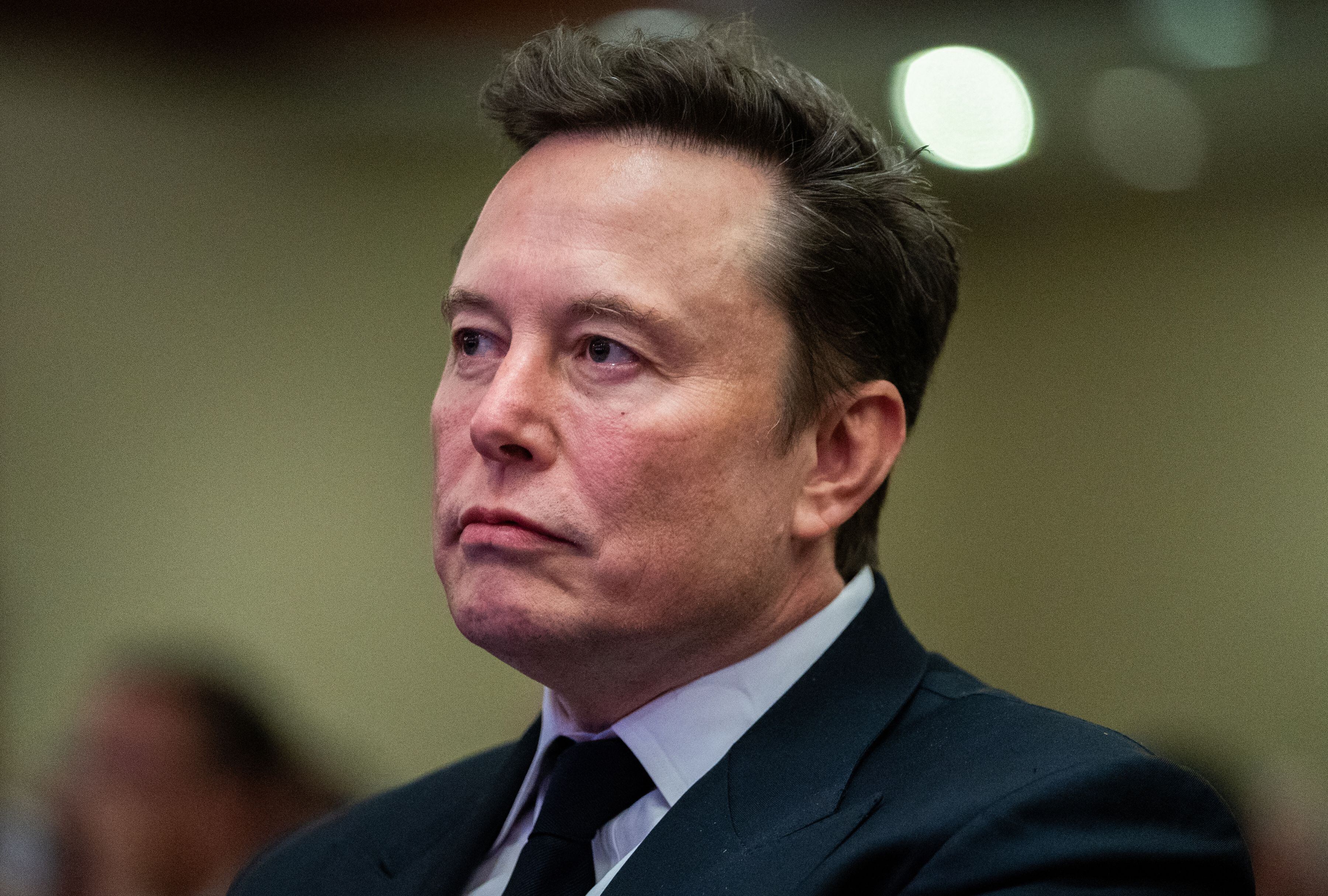 En un mundo donde el poder y la influencia carecen de límites surge la figura de Elon Musk. Sin embargo, incluso él no puede superar este requisito que lo aleja de la Casa Blanca. (Foto: Allison ROBBERT / POOL / AFP)