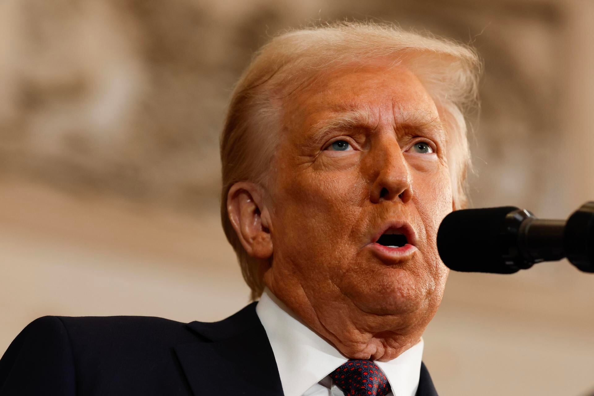 El presidente de Estados Unidos, Donald Trump, habla ante la mirada del expresidente estadounidense Joe Biden durante la ceremonia de investidura en la Rotonda del Capitolio de Estados Unidos el 20 de enero de 2025 en Washington, DC. EFE/EPA/Chip Somodevilla