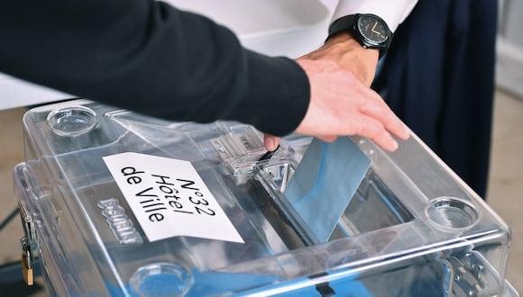 Un votante emite su voto en un colegio electoral durante la primera vuelta de las elecciones parlamentarias en Pau, suroeste de Francia, el 30 de junio de 2024. (Foto de GAIZKA IROZ / AFP)