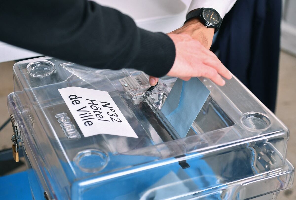 Un votante emite su voto en un colegio electoral durante la primera vuelta de las elecciones parlamentarias en Pau, suroeste de Francia, el 30 de junio de 2024. (Foto de GAIZKA IROZ / AFP)
