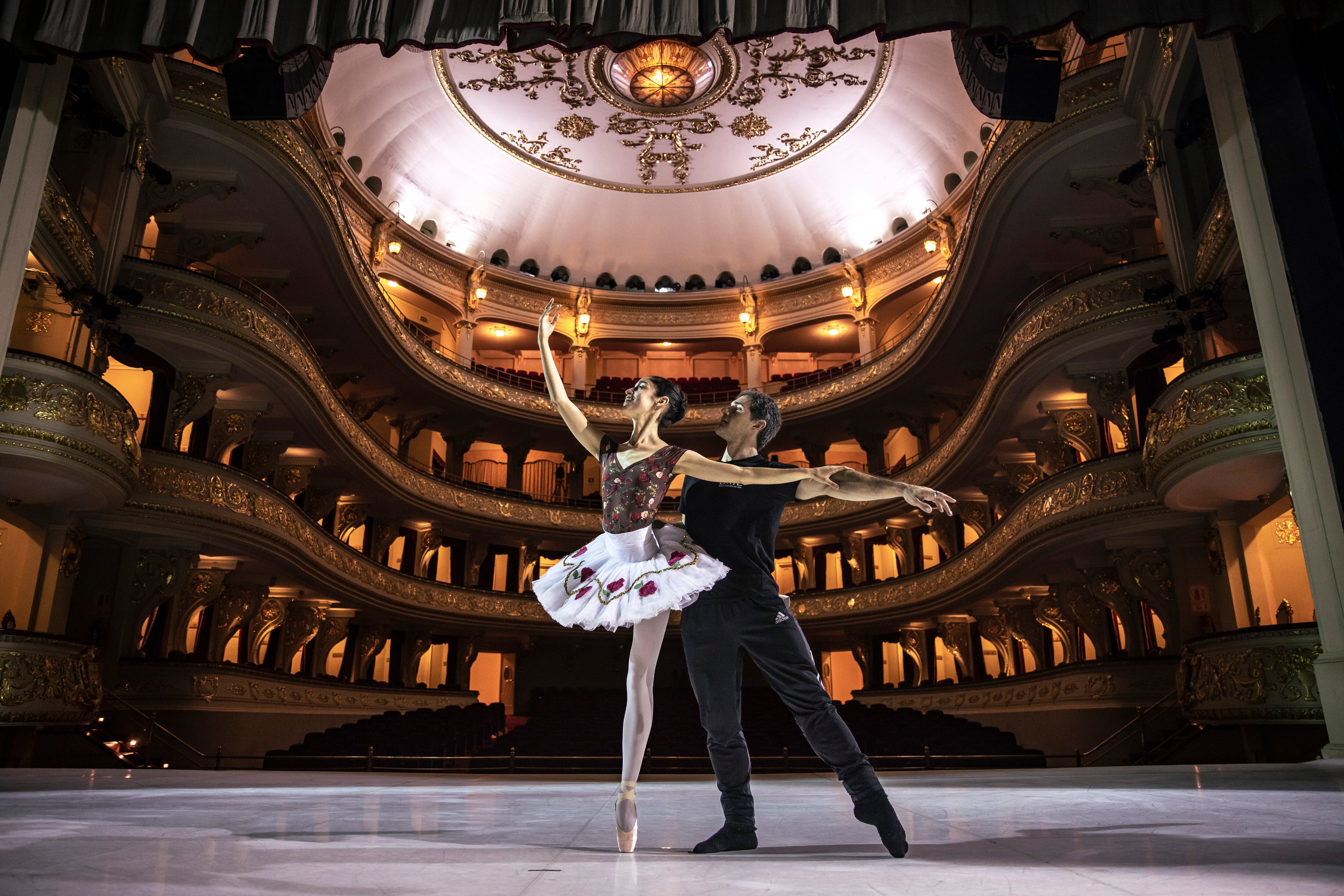 Solange Villacorta y Rodrigo Blanco en el escenario el Teatro Municipal. Ellos llevan casados más de diez años. Son dos de los bailarines principales del elenco de Ballet Municipal de Lima. fotos: joel alonzo/gec