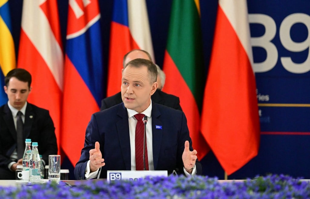 El presidente de Polonia, Karol Nawrocki, pronuncia su discurso al inicio de la sesión plenaria de la cumbre de los Nueve de Bucarest (B9) y los países nórdicos en el Palacio Cotroceni de Bucarest, Rumania, el 13 de mayo de 2026. (Foto de Daniel MIHAILESCU / AFP)