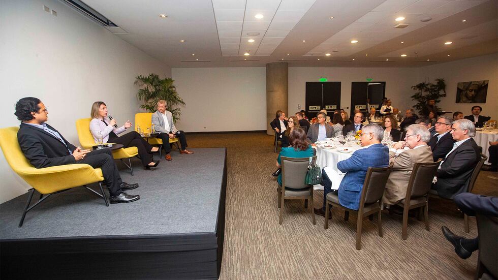 Encuentro de Líderes Empresariales sobre perspectivas del país. Expositores fueron Franco Olcese  (Centro Wiñaq); Urpi Torrado (Datum); y Enrique Castillo (analista político).