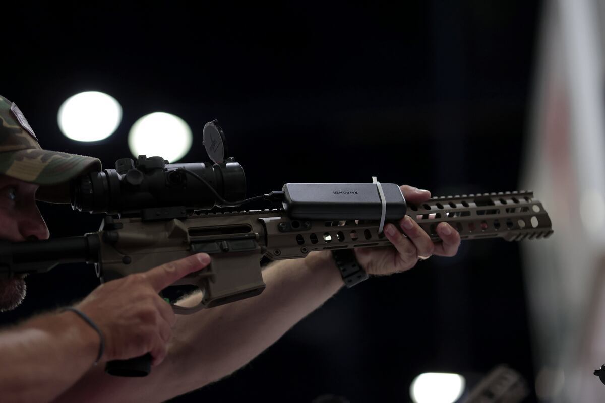 Tras dos días de extenso e intenso debate de una sesión especial convocada por la gobernadora, la legislatura estatal, de mayoría demócrata, aprobó el viernes un paquete de medida para restringir el uso de armas en espacios públicos. (Foto: EFE).