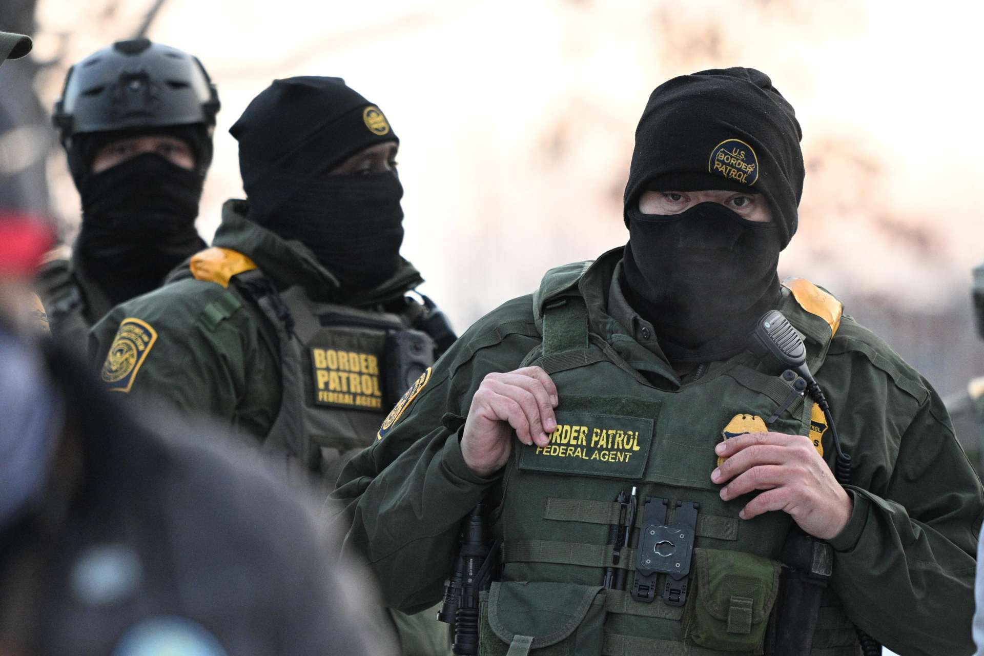 Agentes federales observan una manifestación frente al Edificio Federal Bishop Henry Whipple, el 8 de enero de 2026, en Minneapolis, Minnesota. (Foto AP/Tom Baker, Archivo)