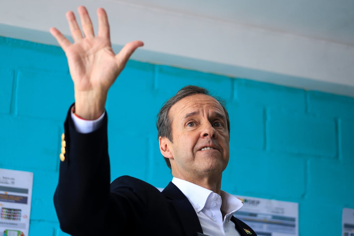 El expresidente y actual candidato a la Presidencia de Bolivia, Jorge 'Tuto' Quiroga, saluda, en La Paz, el 17 de agosto de 2025. (Foto de Gabriel Márquez / EFE)