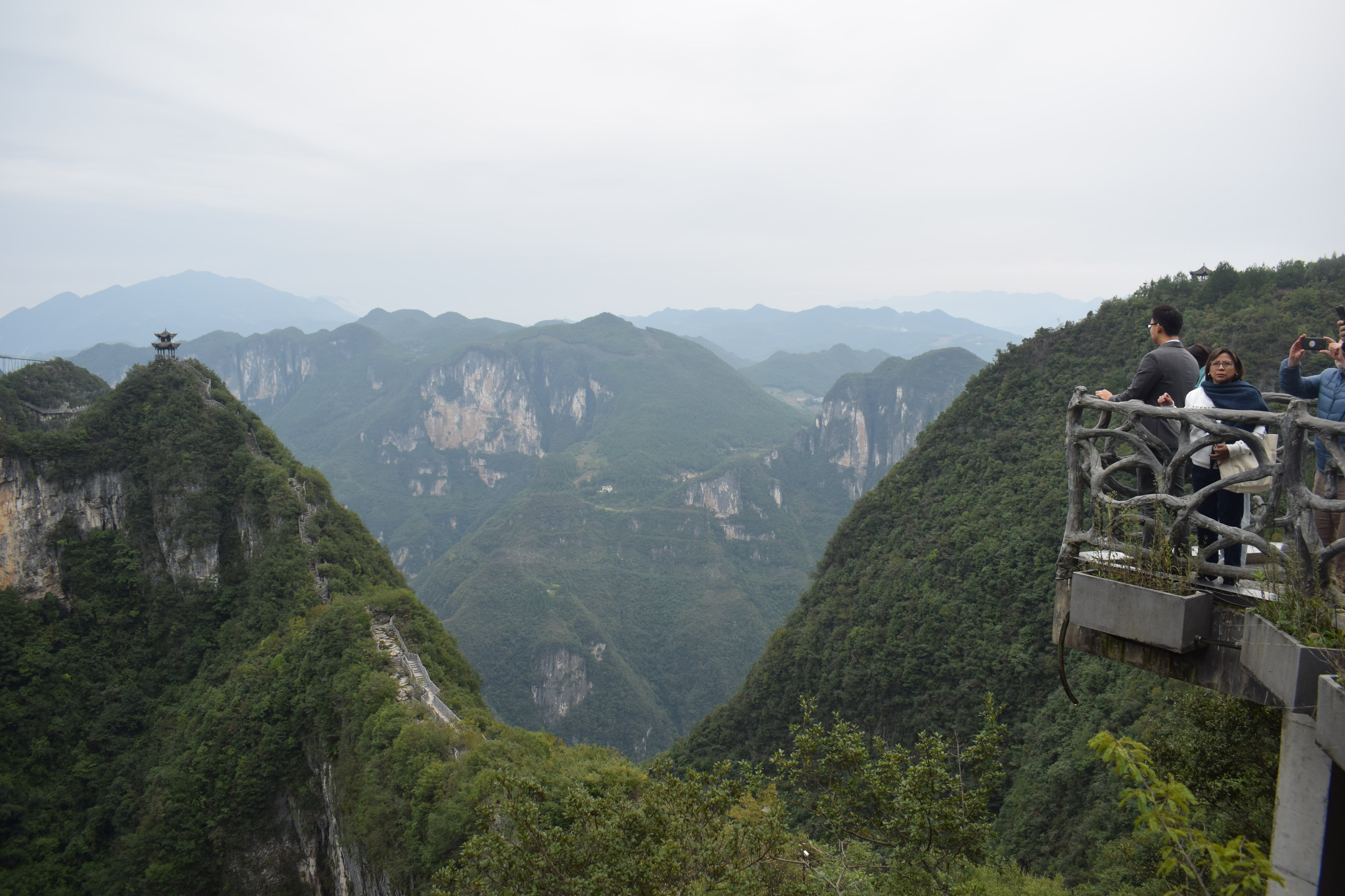 El Parque Geológico Mundial de Yunyang està ubicado a casi tres horas de Chongqing. Ofrece una experiencia de deportes extremos, como el columpio más alto de Asia. Además, en varios trayectos, la pasarela es de vidrio. (Foto: Ani Lu Torres)