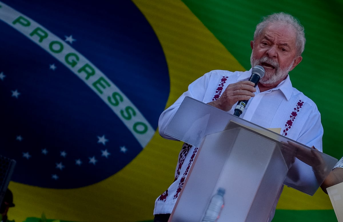 El exmandatario Luiz Inácio Lula da Silva participa en un acto con motivo de la independencia de la provincia de Bahía hoy, en la ciudad de Salvador (Brasil). (EFE/ Felipe Iruata)