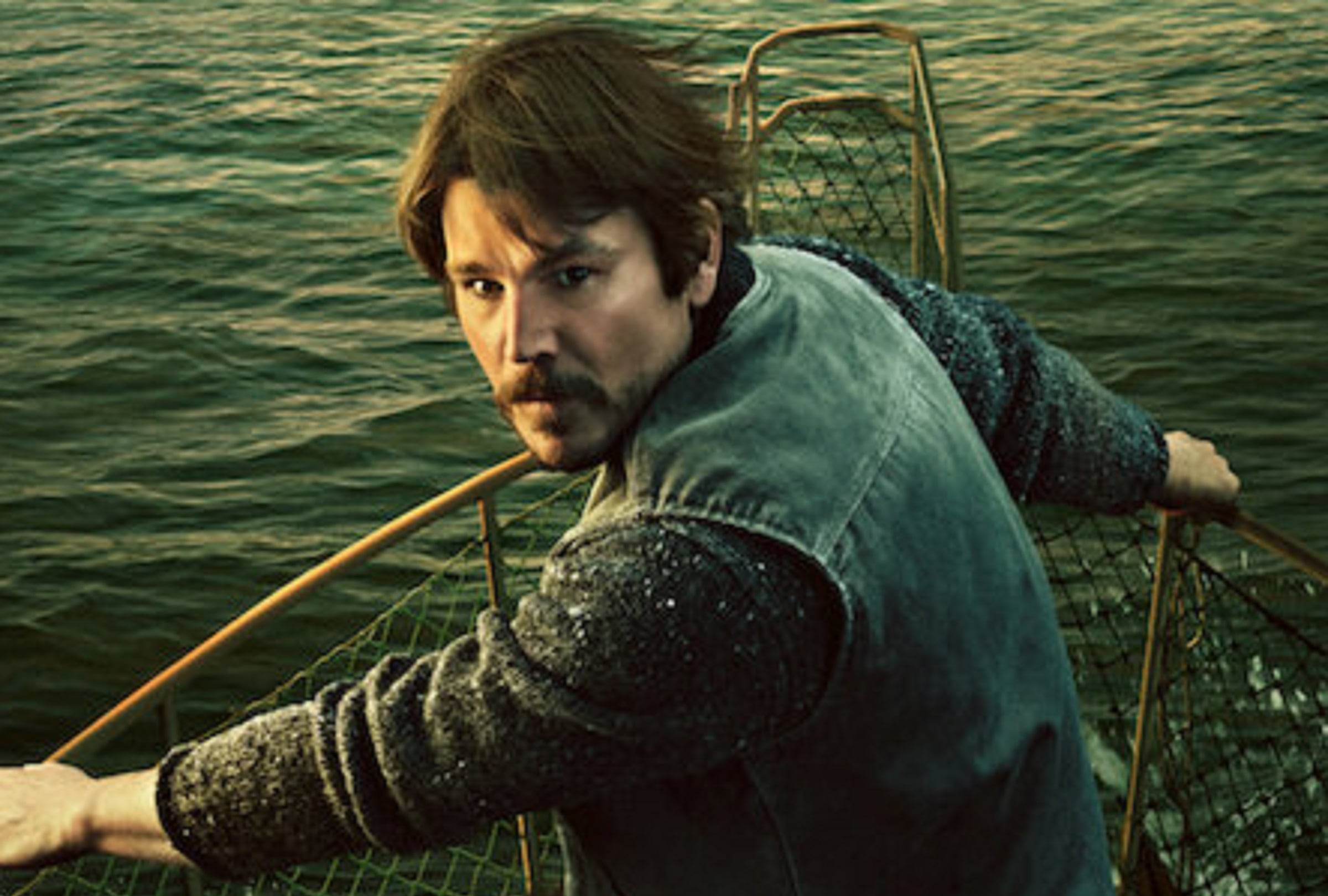 Josh Hartnett es el protagonista de la miniserie canadiense "Bajo la superficie", donde interpreta a Calvin Penney, un pescador bondadoso pero testarudo (Foto: Netflix)