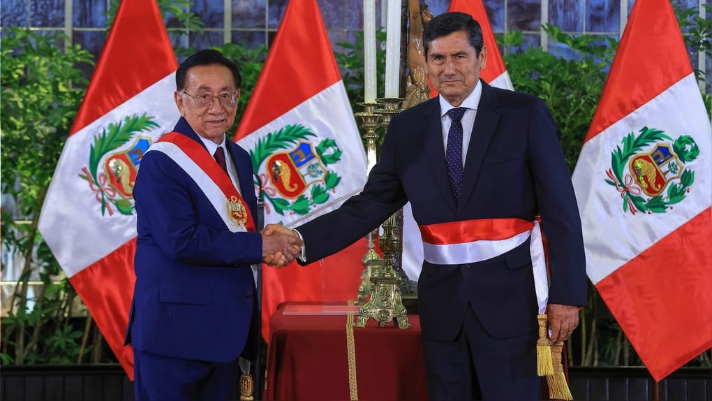 Luis Arroyo juramentó como nuevo presidente del Consejo de Ministros