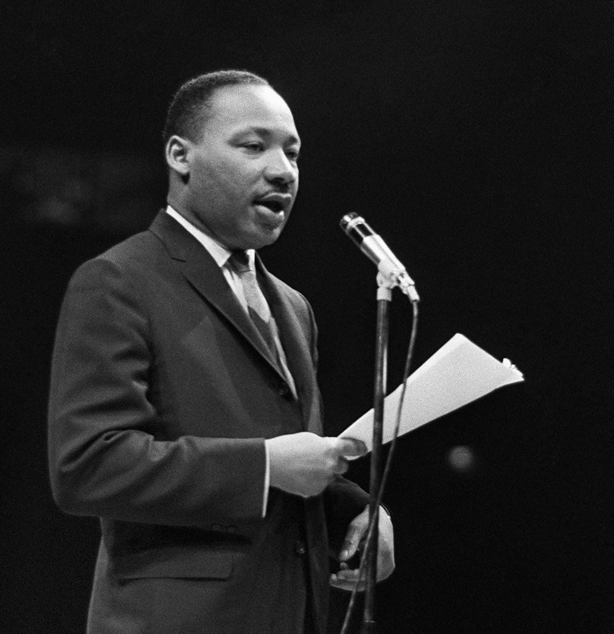 Martin Luther King Jr., invitado a Francia por el Comité Franco-Americano de Apoyo a la Integración Racial, pronuncia un discurso el 28 de marzo de 1966 en el Palacio de Deportes de París durante la Noche de los Derechos Civiles, organizada por el Movimiento por la Paz, en la que participaron numerosos militantes y personalidades (Foto: AFP)
