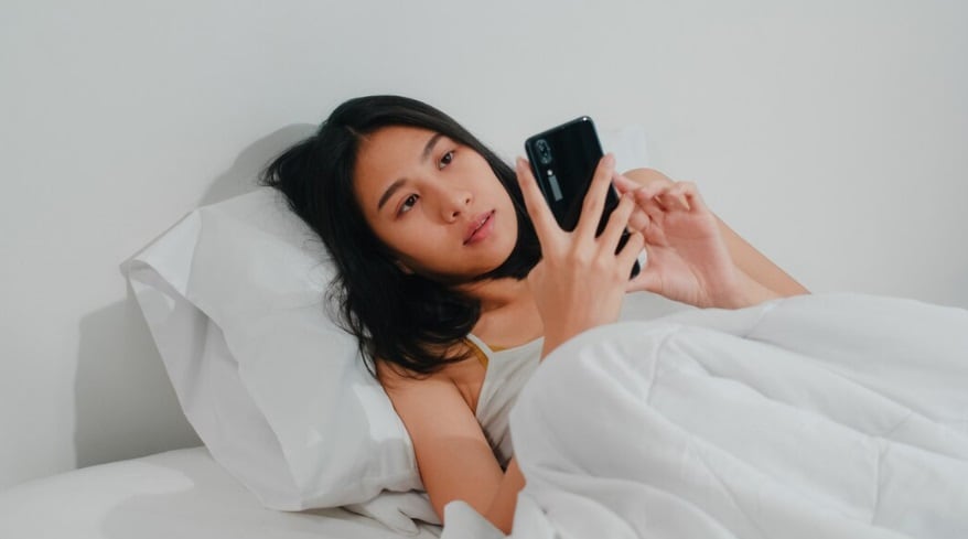 Los especialistas también recomiendan mantener una rutina matutina constante para facilitar la transición del sueño al inicio del día. (Foto referencial: Freepik)