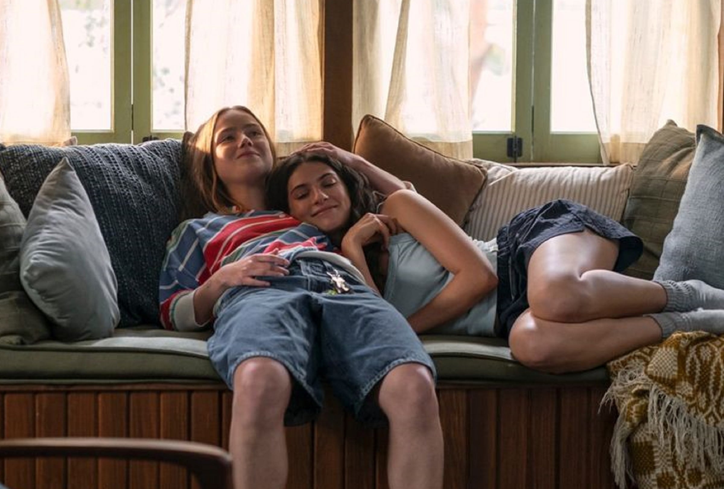 Amélie Hoeferle asume el papel de Ramona y Ella Rubin asume el papel de Annie Jacobson en el drama de romance y misterio "Sterling Point" (Foto: Amazon Prime Video)