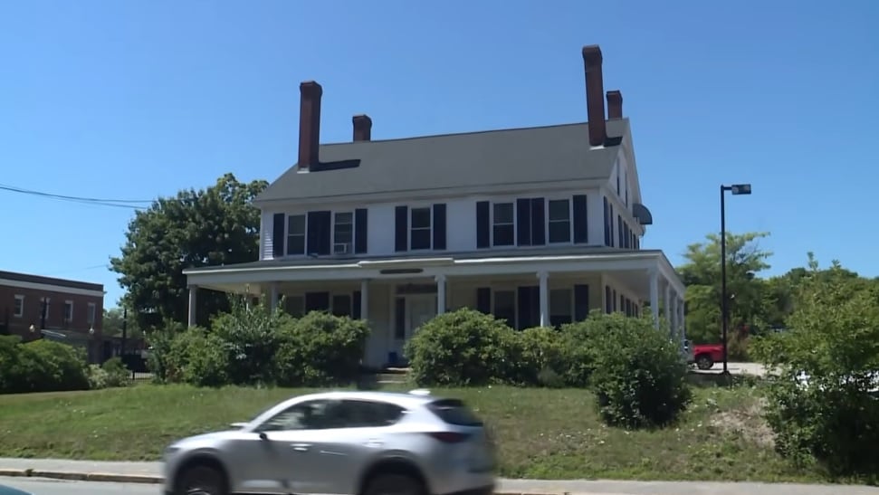 El comprador deberá trasladar el inmueble a un terreno permitido y asumir todos los gastos relacionados con la operación. (Foto: WHAS11 / YouTube)
