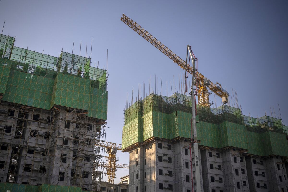 Edificios de apartamentos sin terminar en el sitio de construcción de un desarrollo de China Evergrande Group en Beijing, China, el jueves 6 de enero de 2022.
