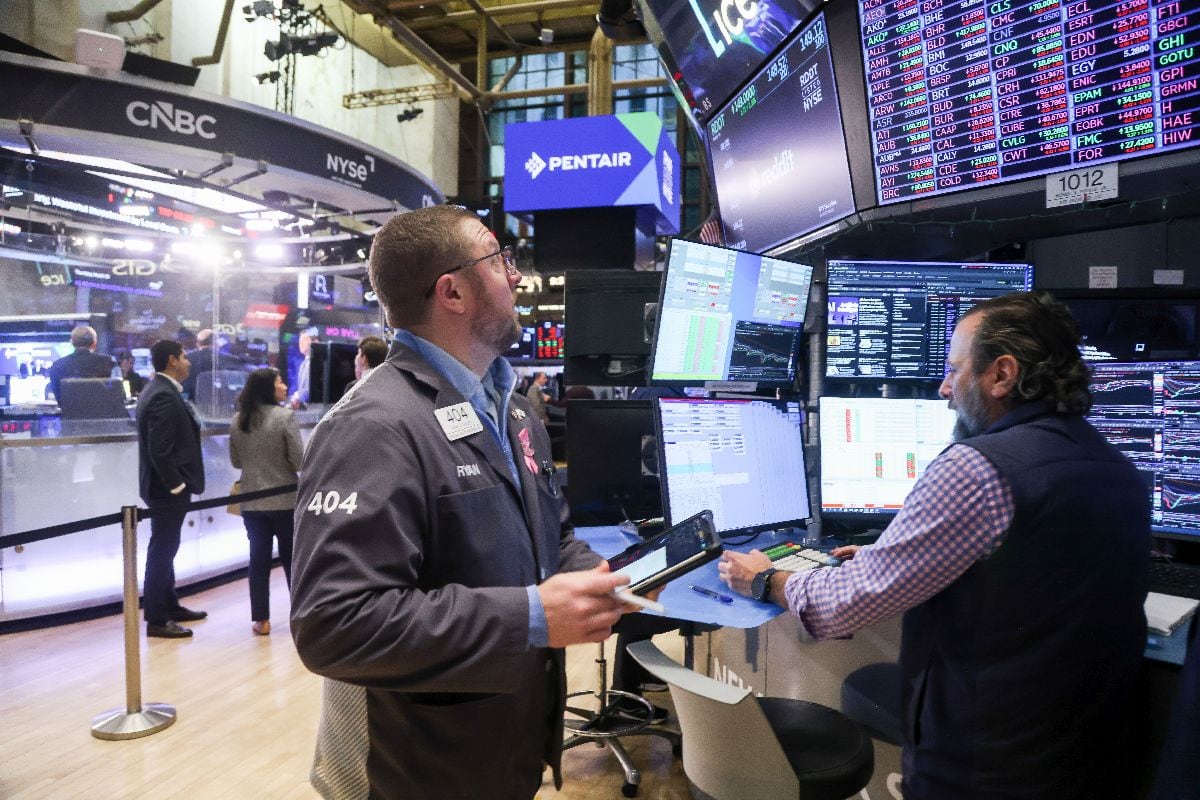 El S&P 500 se encamina a su tercera caída semanal consecutiva, la racha negativa más larga en un año. En la imagen, operadores trabajan en la sala de negociación de la Bolsa de Nueva York.