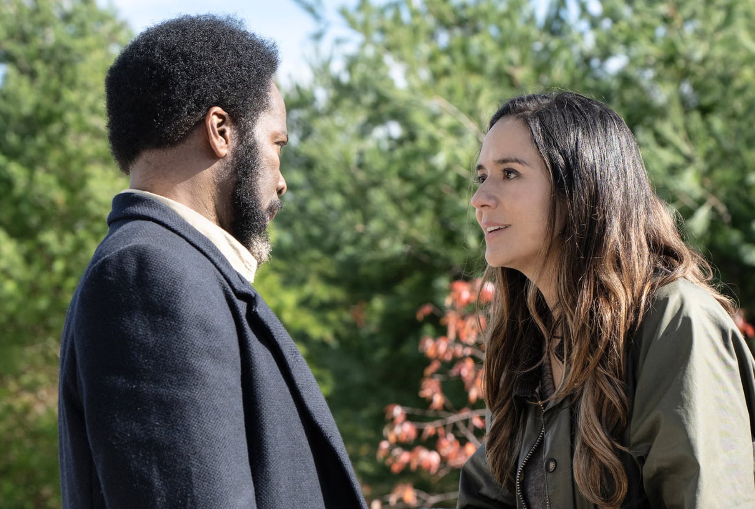 El alguacil Boyd Stevens y Tabitha Matthews en el episodio 9 de la cuarta temporada de la serie de terror "From" (Foto: MGM International TV Productions)