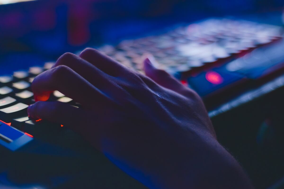 El expadrastro del menor beneficiario de la SSI ha sido acusado de fraude electrónico y robo (Foto: Pexels)
