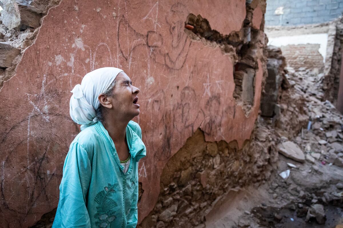 Una mujer reacciona frente a su casa dañada por el terremoto en la ciudad vieja de Marrakech, en Marruecos, el 9 de septiembre de 2023. (Foto de FADEL SENNA / AFP).