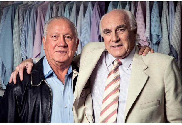 Una foto en la que Alberto Ackerman aparece a la izquierda y John Holden a la derecha.