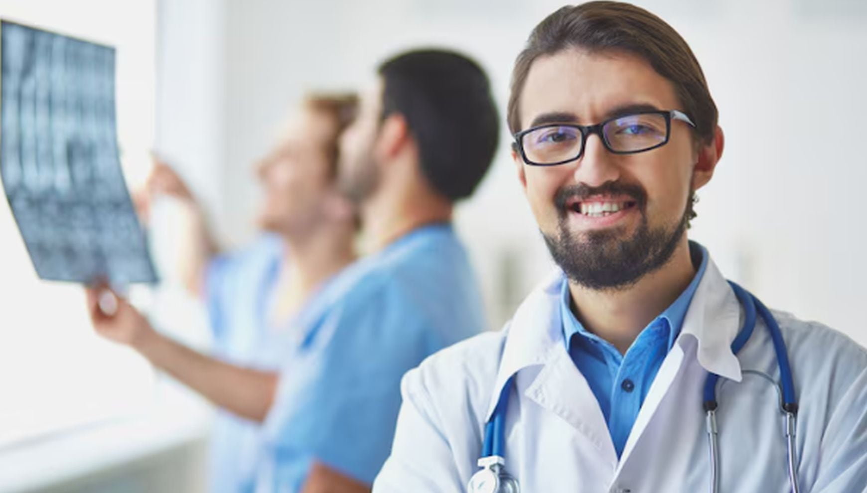 California abre la puerta a médicos de México: qué plantea la AB 2386 y en qué etapa está con el gobernador (Foto: Freepik)