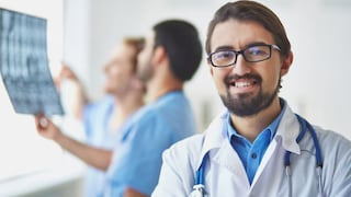 ¿Médicos de México en California? Esto dice la AB 2386 y este es el paso que falta con Gavin Newsom