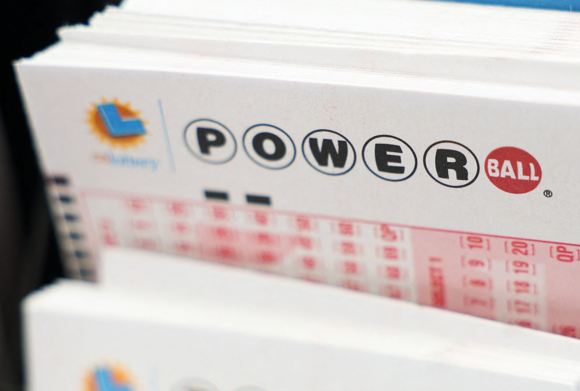 Revisa esta nota para conocer los números ganadores del Powerball en el sorteo del 25/04/2026 y averiguar si el premio mayor ya tiene dueño. (Foto: Patrick T. Fallon / AFP)