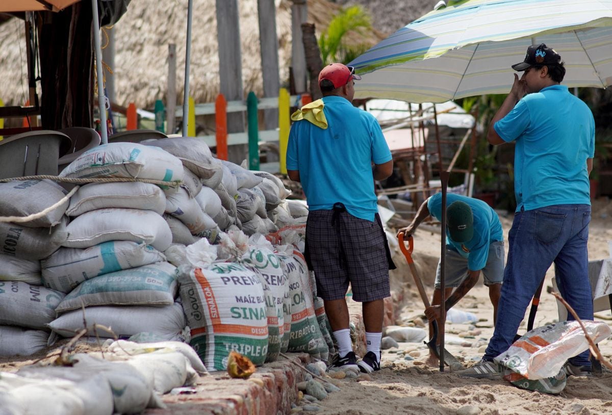 Trabajadores de negocios y restaurantes alistan barricadas ante el paso del huracán Simón el viernes 9 de octubre de 2026 en Puerto Vallarta (México) (Foto: Arturo Montero/EFE)