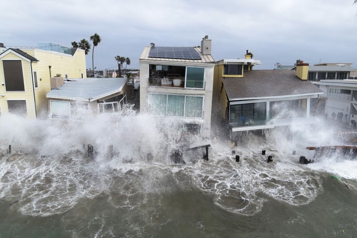 El oleaje provocado por la tormenta tropical Rachel golpea el paseo marítimo y las viviendas en Long Beach, California, el 11 de octubre de 2026. (Foto de David Swanson / AFP)