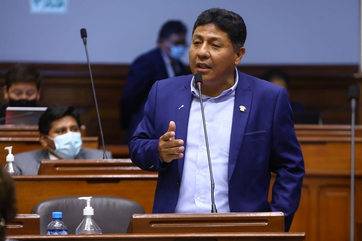 Extrabajadora del despacho del congresista Raúl Doroteo lo acusó de apropiarse de la mitad de su sueldo como asesora técnica, que ascendía a S/7.106. (Foto: Congreso)