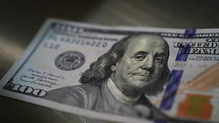 Dólar retoma caídas pese al respaldo del jefe del Tesoro