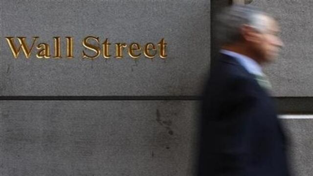 Wall Street cierra en baja tras deslucido debut de Facebook