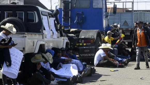 Transportistas bloquean carreteras en Bolivia, en al menos nueve puntos de los departamentos de La Paz, Oruro y Santa Cruz, este 20 de mayo de 2024 © RODRIGO URZAGASTI / AFP