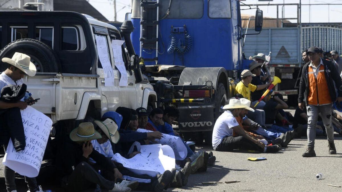 Transportistas bloquean carreteras en Bolivia, en al menos nueve puntos de los departamentos de La Paz, Oruro y Santa Cruz, este 20 de mayo de 2024 © RODRIGO URZAGASTI / AFP