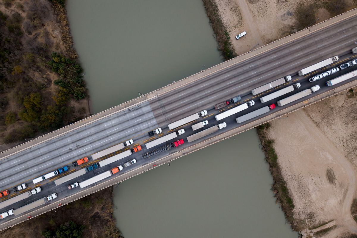 Camiones en fila para ingresar a Estados Unidos en el puerto de entrada del Puente del Comercio Mundial en la frontera entre Estados Unidos y México en Laredo, Texas, en febrero. Foto: Cheney Orr/Bloomberg