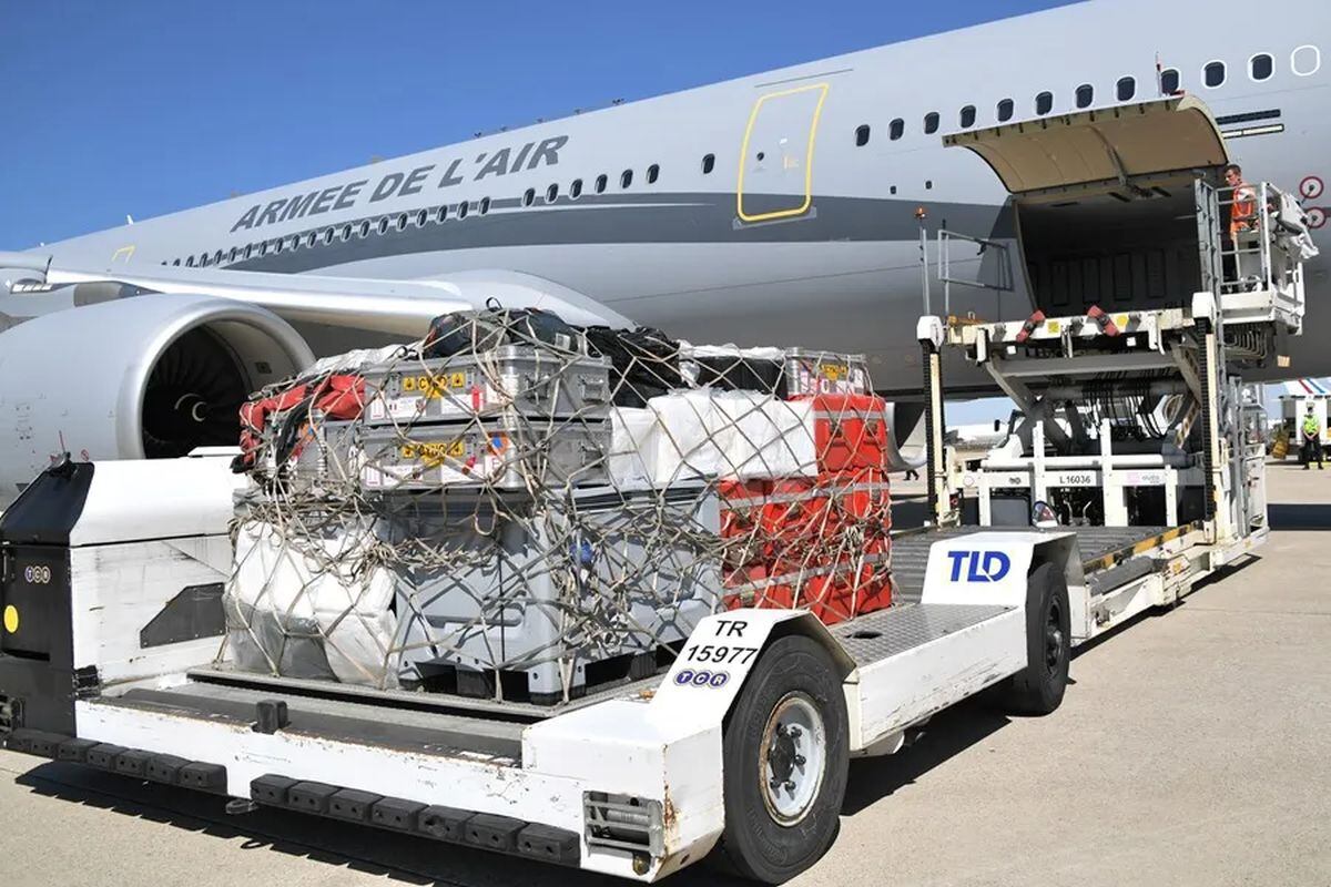 Imagen de archivo de un cargamento con ayuda de emergencia en el aeropuerto francés de Roissy. EFE/EPA/Bertrand Guay