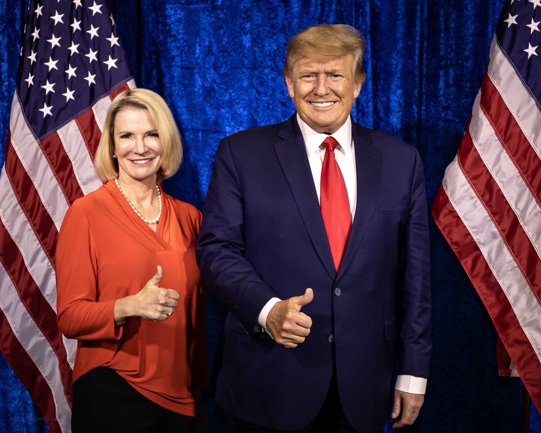 La comisionada de tierras de Texas, Dawn Buckingham, al lado de Donald Trump (Foto: Dawn Buckingham / Twitter)
