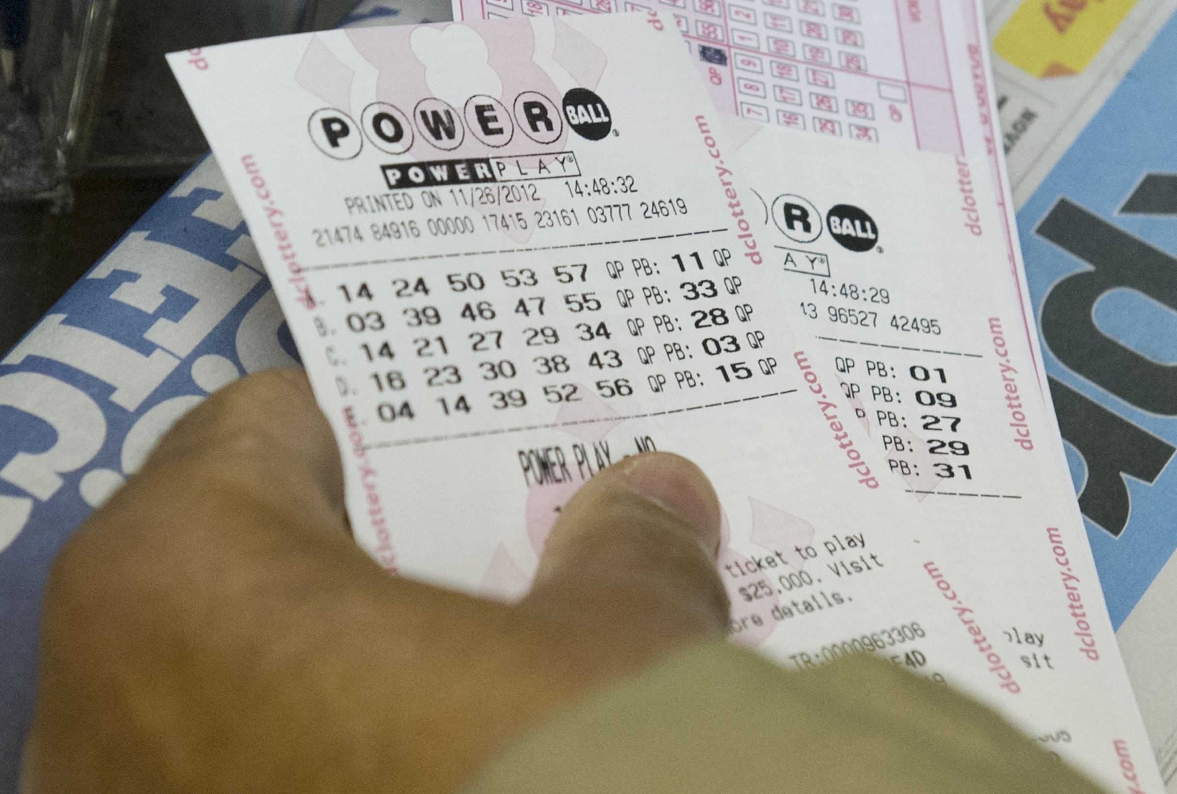 Son escasas las probabilidades de ganar el monto de $1,000 millones de Powerball. (Foto: Saul Loeb / AFP)