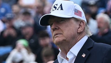 El presidente de Estados Unidos Donald Trump asiste a la ronda final del torneo de golf Irish Open en el Trump International Golf Links & Hotel, en Doonbeg, Irlanda, el 13 de septiembre de 2026. (Brendan SMIALOWSKI / AFP).