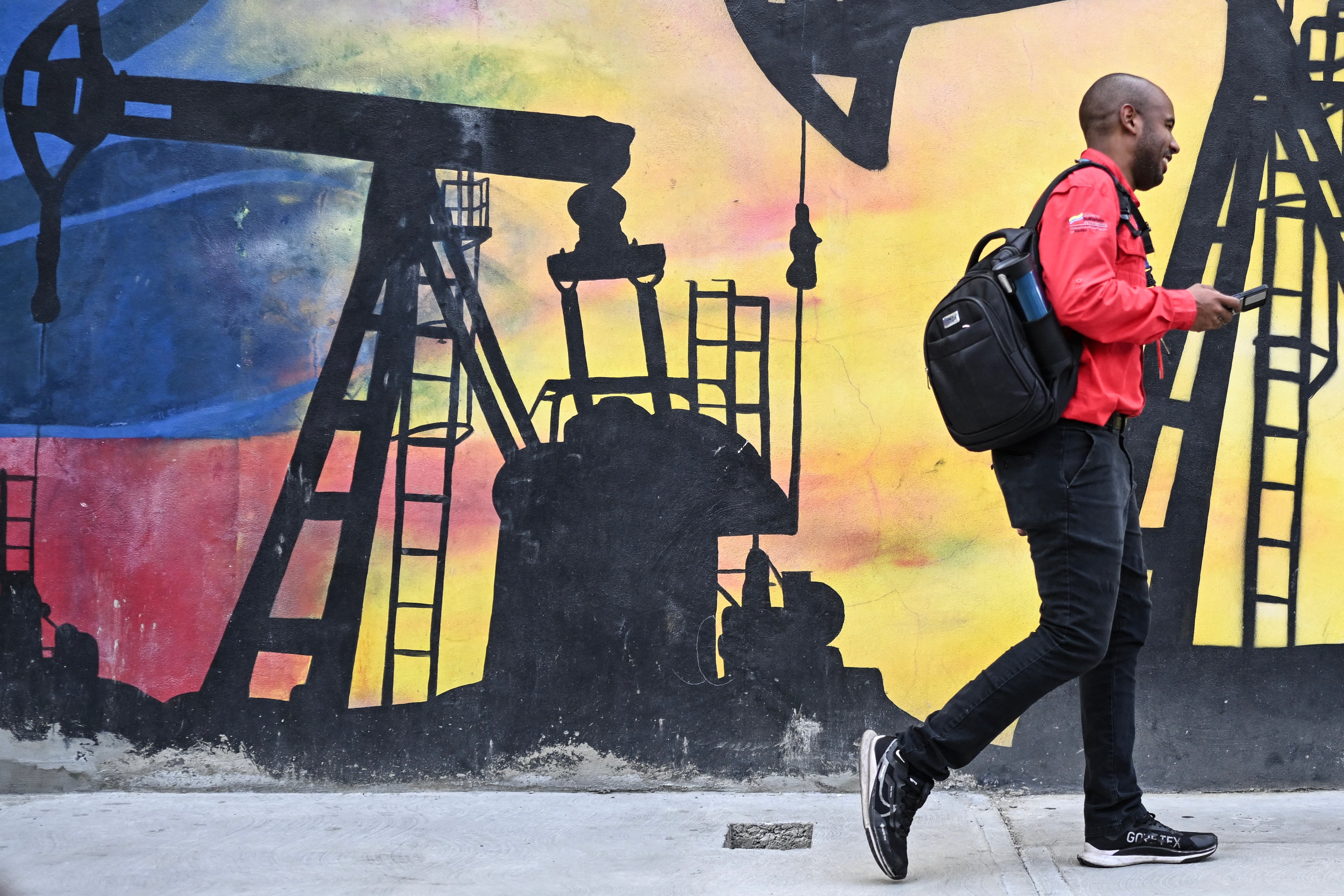 Venezuela tiene las mayores reservas de crudo en el mundo, aunque la producción del país es limitada debido a las sanciones. (Juan BARRETO / AFP).