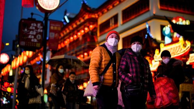 China celebra el año nuevo a las puertas de templos cerrados