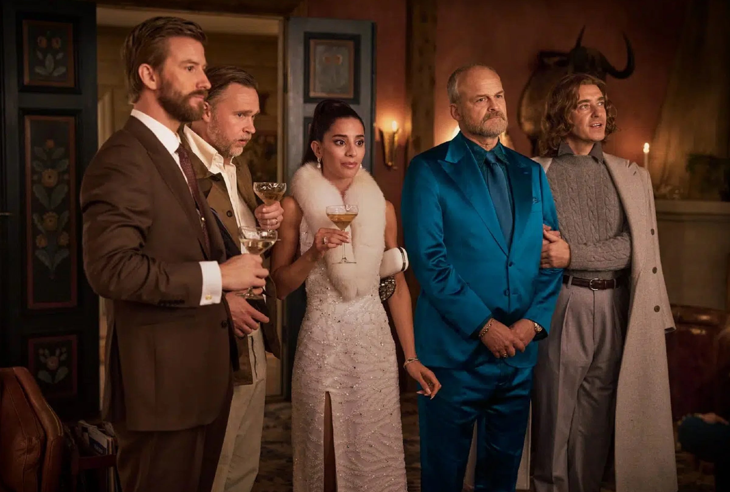 Filip Berg como Ossi, Filip Berg como Ossi, Christopher Wagelin como Henrik, Sara Shirpey como Ninni, Johan Rheborg como Nicholas y Jonas Karlsson como Jakob en una escena de la película sueca "La tormenta" (Foto: Netflix)