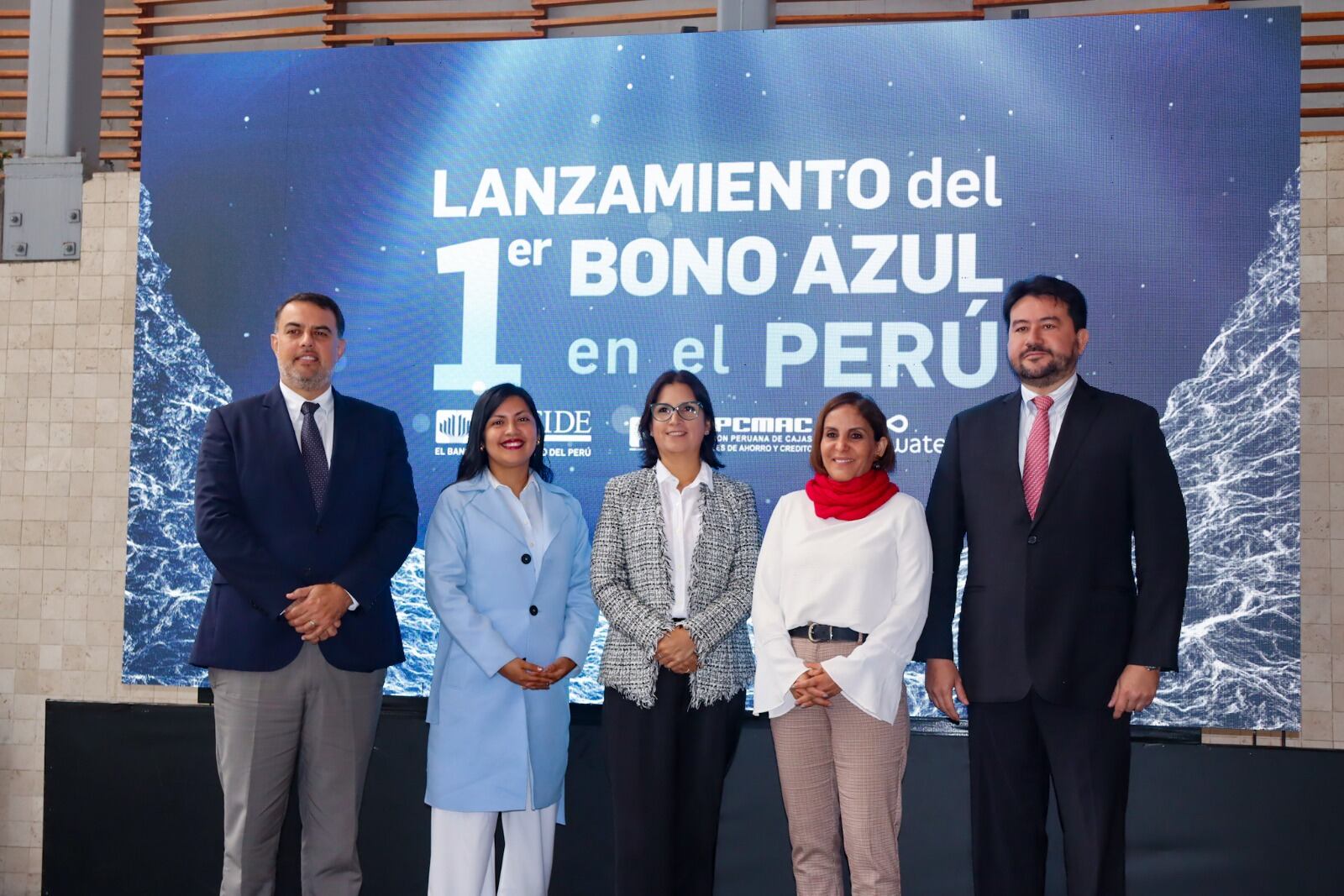 En el evento de lanzamiento de esta emisión temática, participaron Jorge Velarde, presidente del Directorio de COFIDE; Yanina Rumiche, representante en Perú de Water.org; Mariella Córdova, Gerente Senior de Experiencia y Desarrollo de Cliente de nuam Exchange; Ana Lucía Pinto, Jefa de Proyectos y Cooperación de la FEPCMAC, y Paul Bringas, Gerente General de COFIDE.
