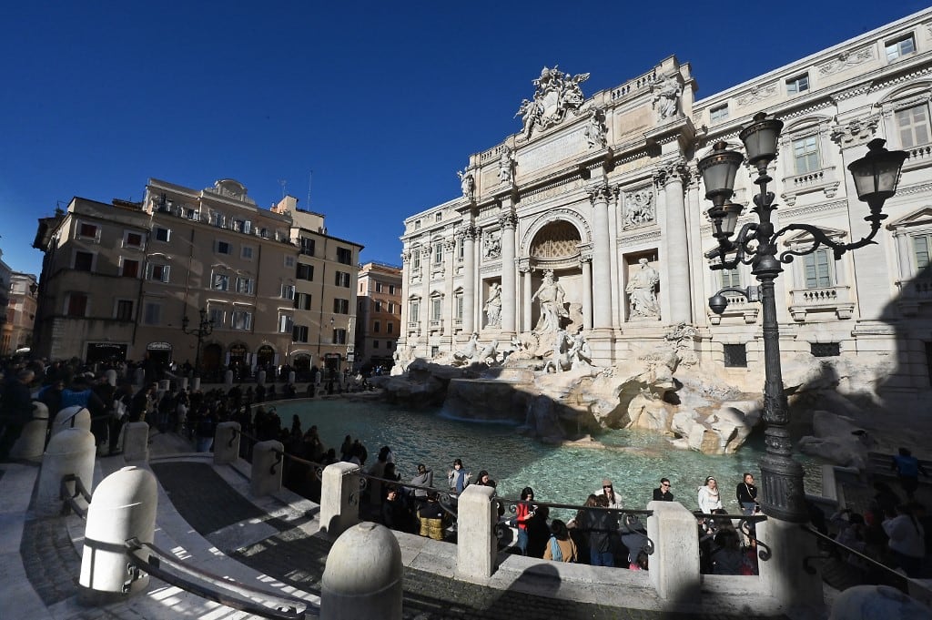 Una vista general muestra a turistas visitando la Fontana di Trevi en Roma, después de que la ciudad introdujera una entrada de pago de dos euros el 2 de febrero de 2026. (Foto de Andreas SOLARO / AFP)