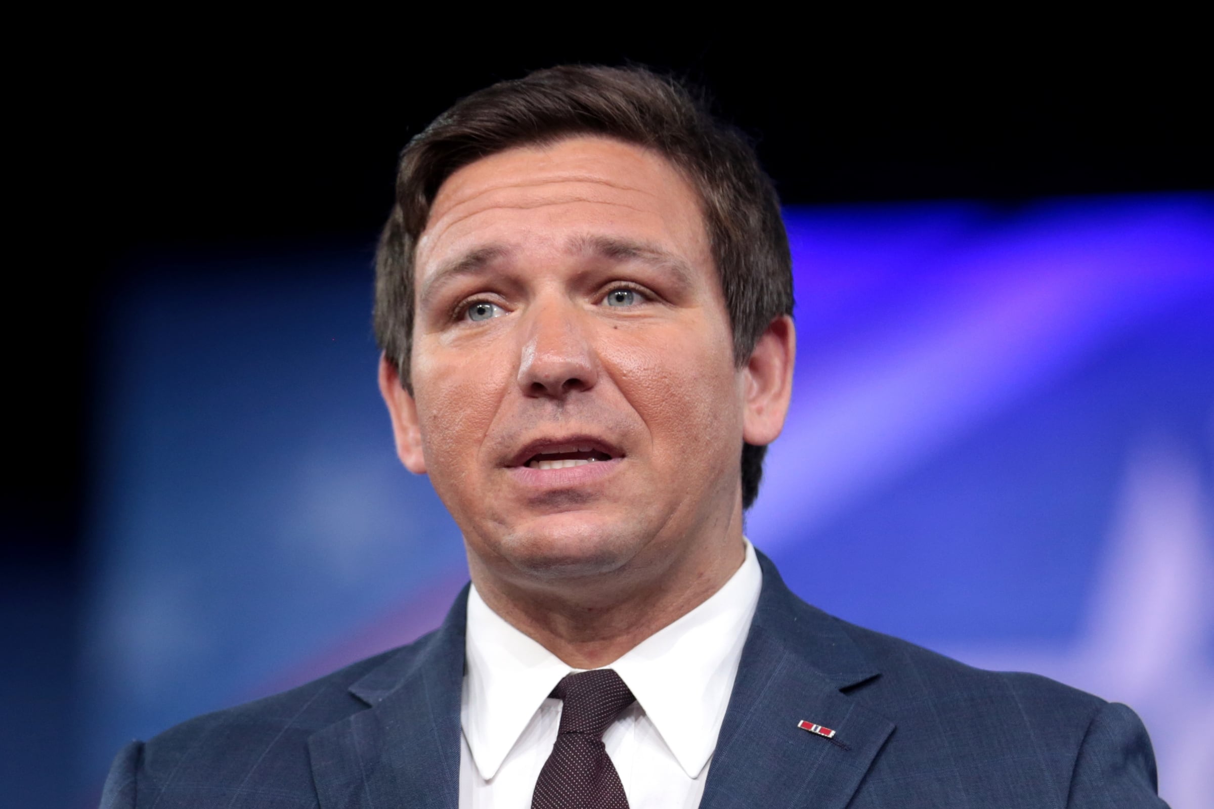 El gobernador Ron DeSantis aprobó un gran enorme paquete de leyes que entraron en vigor el 1 de julio en Florida (Foto: Gage Skidmore / Wikimedia)