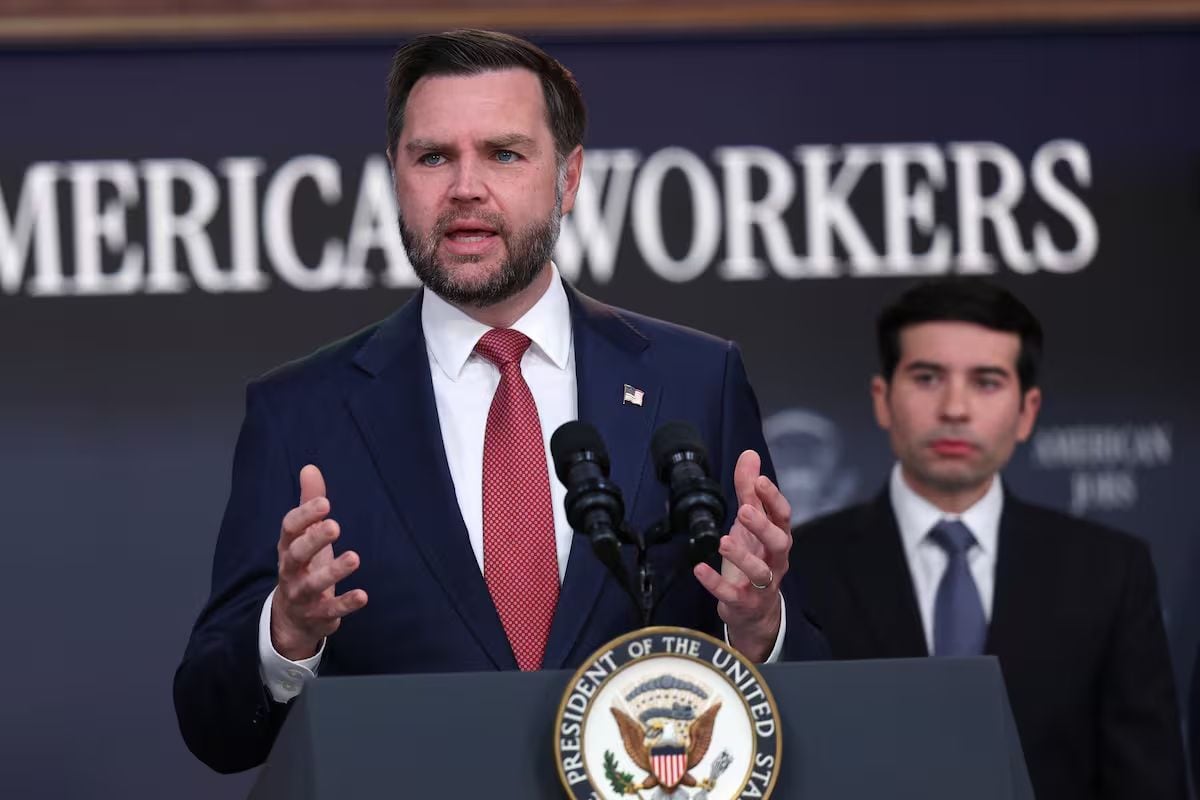 El vicepresidente JD Vance habla mientras el secretario de Trabajo, Keith Sonderling, escucha durante una conferencia de prensa sobre el Grupo de Trabajo contra el Fraude en el Edificio de la Oficina Ejecutiva Eisenhower, en el complejo de la Casa Blanca, el jueves 8 de octubre de 2026, en Washington. Foto: Tom Brenner/AP